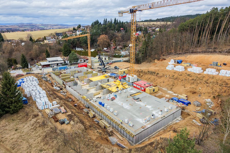 Podlaží garáží roste 02/2026